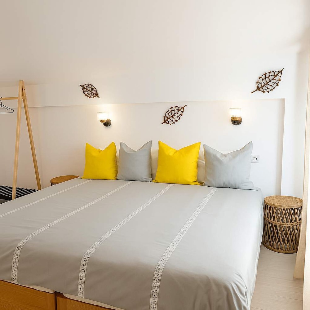 Milolithos Sunkissed Getaway Seaside Pool Escape