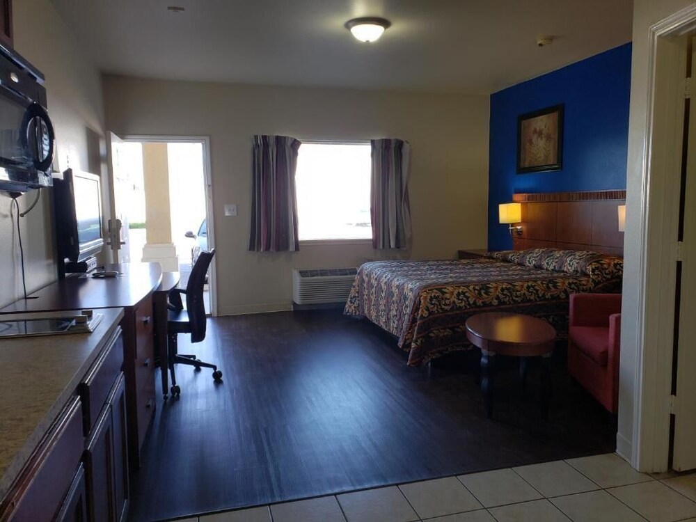 Crossroads Inn & Suites