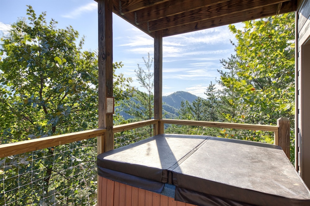 Cabin w Amazing Views Theater Firepit Hot Tub