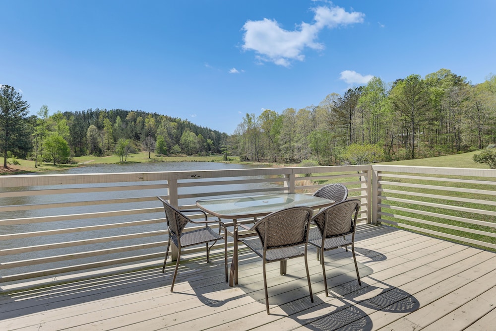 2 Docks + Paddleboard: Lakefront Alabama Retreat!