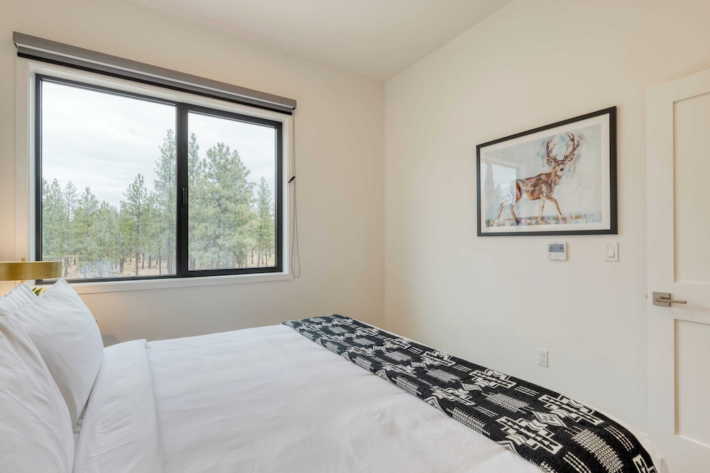 2 Units Minutes to Old Bend, Deck + Hot Tub 1204 Skyline Ranch by Avantstay