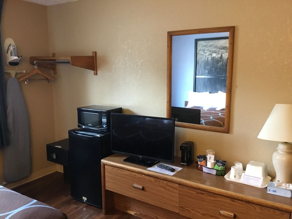 Newburgh Vacations - Super 8 by Wyndham Newburgh/West Point Near Stewart Airport - Property Image 3