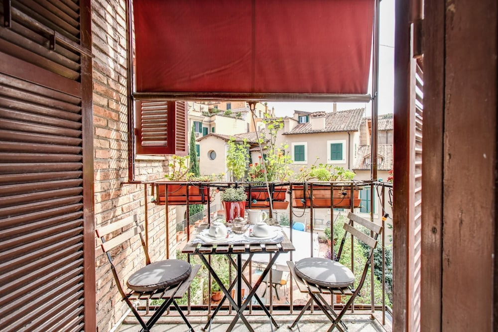 Wonderful Apartment With Balcony in Piazza Margana