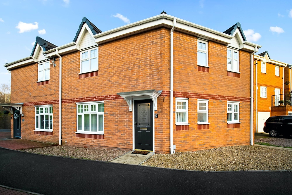 House - Sleeps 6, Garden & Free Parking