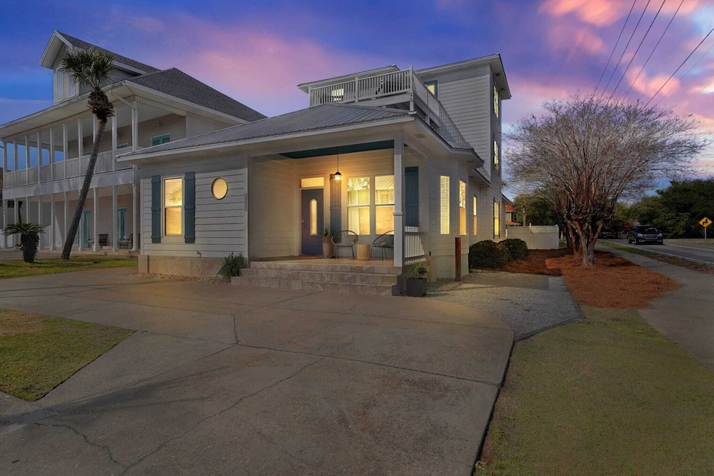 7bdr w/ Private Pool, Hot Tub, Fire Pit, Walk to Beach Tidal Wave by Avantstay