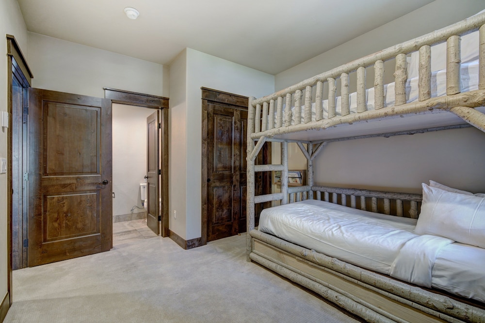 Luxury Home - Sleeps 10 - Fireplace & Mountain View 3 Bedroom Condo