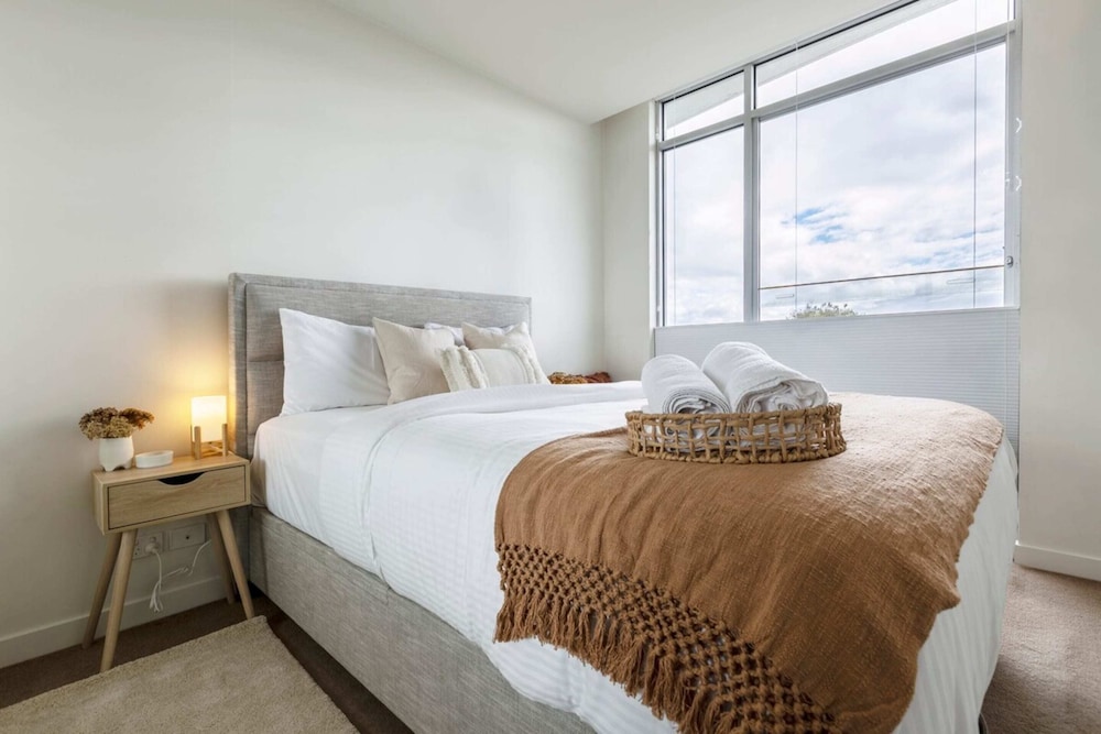 Stunning View 2-bed in Port Melbourne w/ Parking