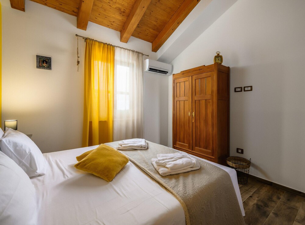 Villa in Srebrnici With Pool Near Marea Beach