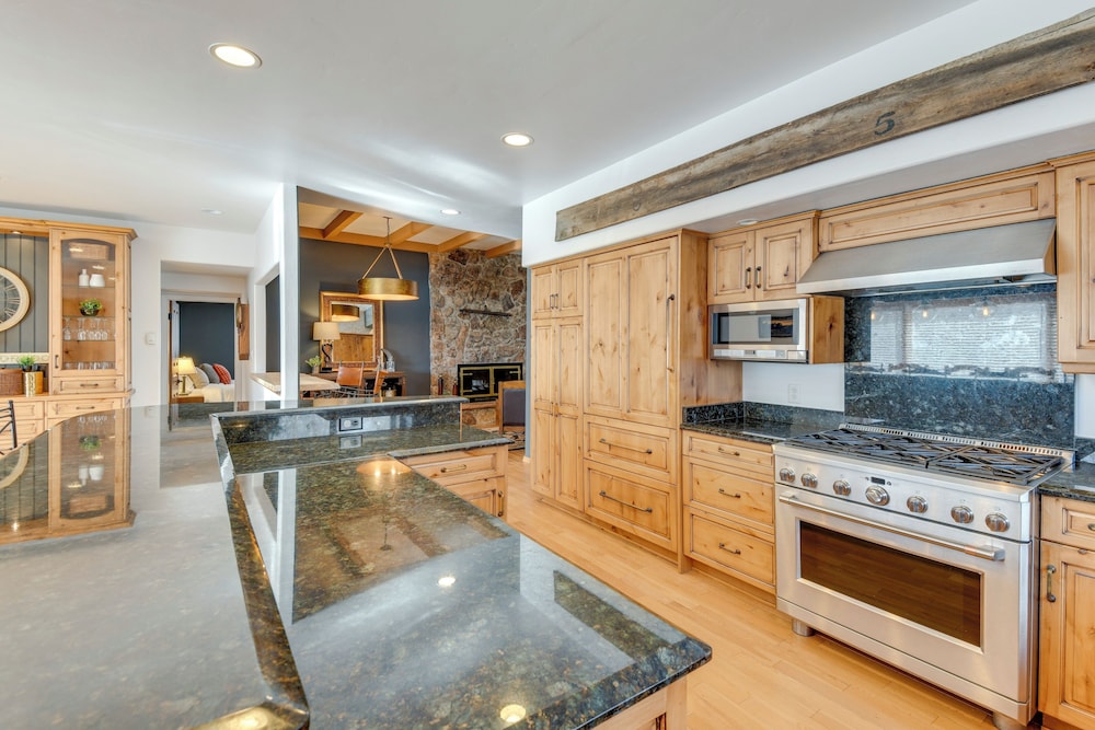 Game Room, Media Room & Pool: Luxe Villa in Craig!