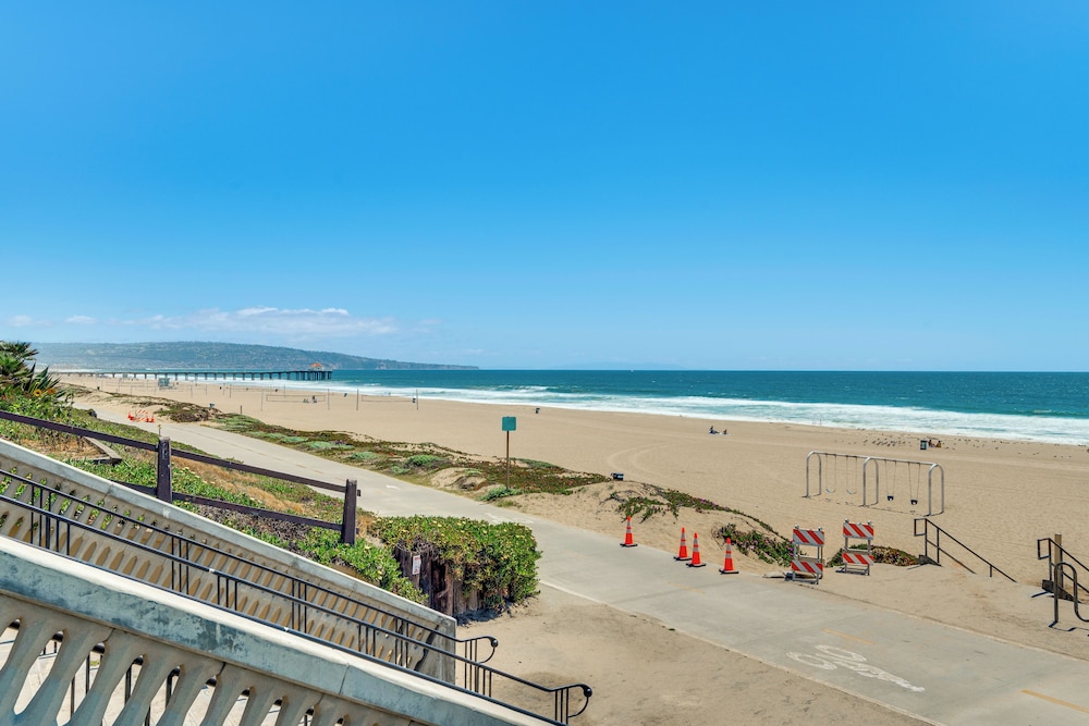 Walk to Ocean: Manhattan Beach Apt w/ Deck