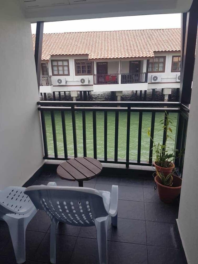CMK & Private Water Chalet
