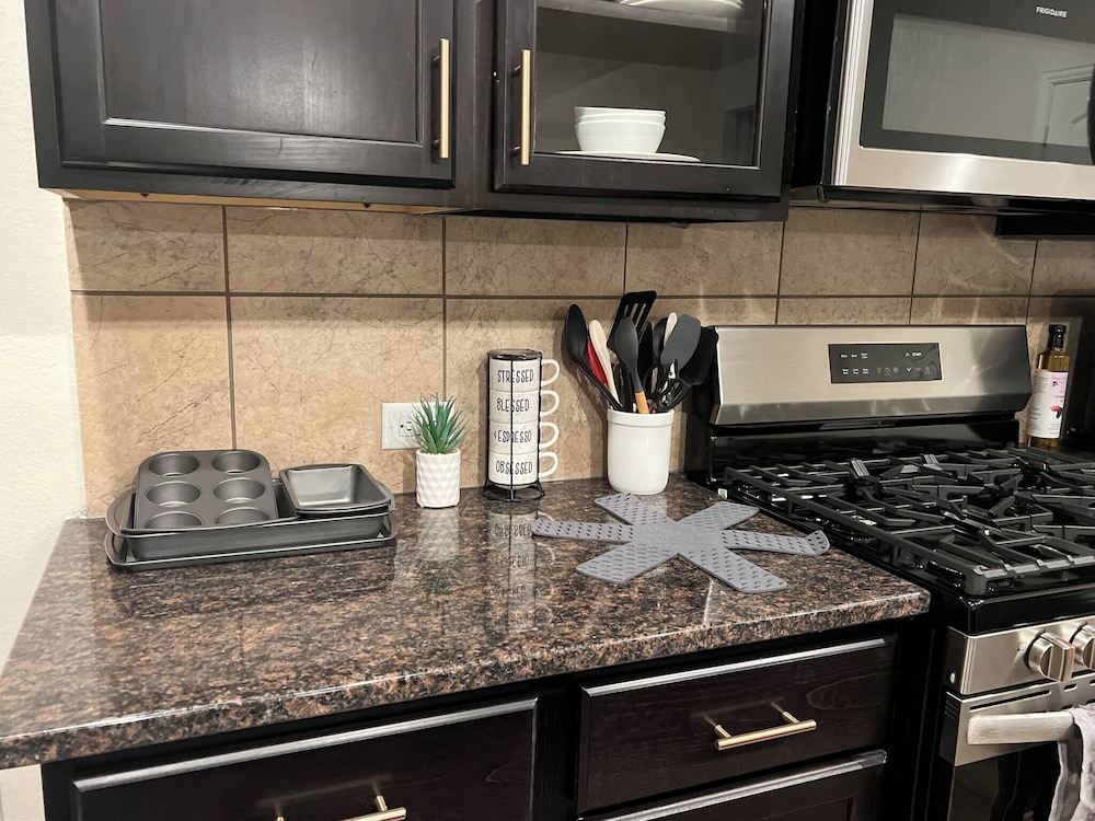 Balmoral Lakeside 5br 4ba House
