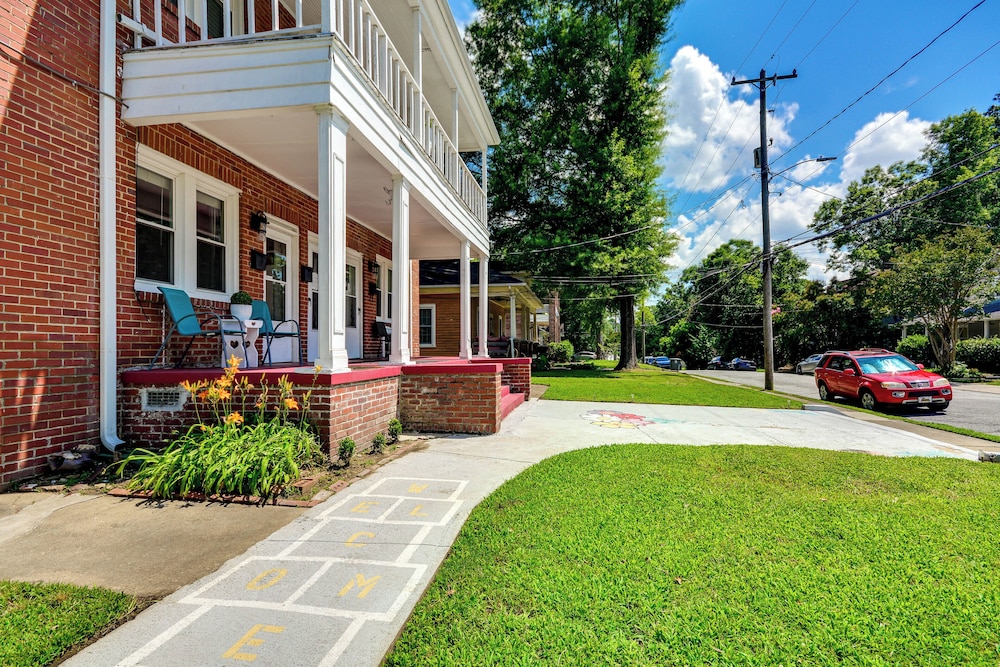Walk Downtown: Inviting Apartment in Greensboro!