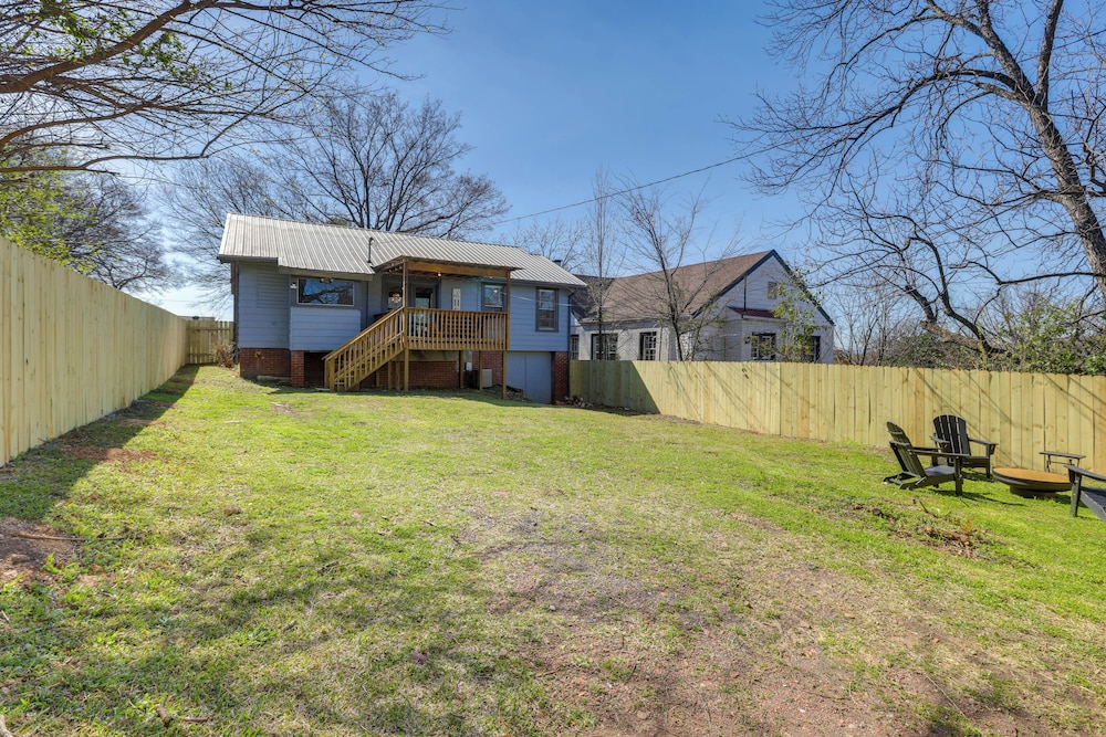 Walk to Amphitheater & Stadium: Home w/ Deck!
