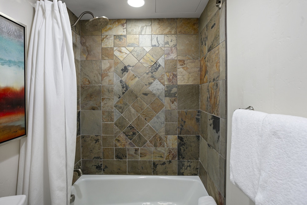 Grand Lodge - Three Bedroom #401 - Ski-in/ski-out 3 Condo