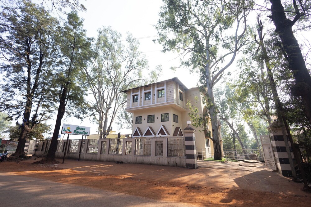 Green Paradise Hotel And Restaurant