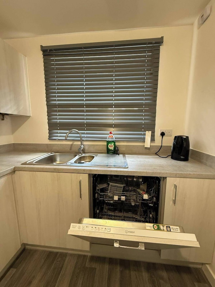 Central 2 Bed Home - Parking, Ev Point, Garden