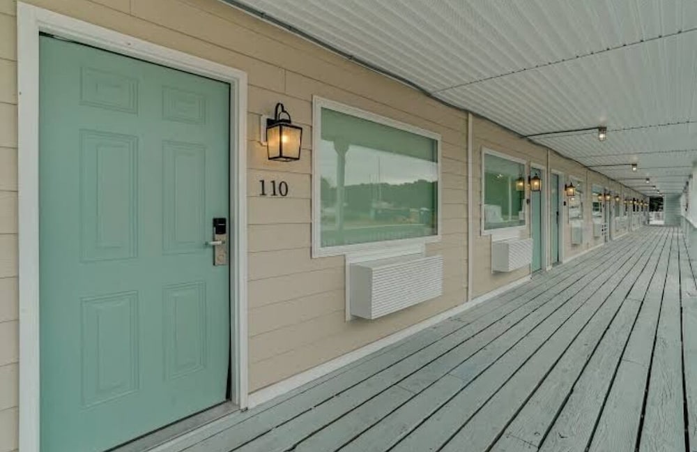 Dockside Inn