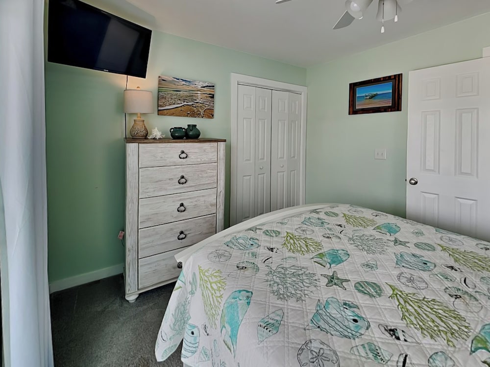 Salty Seahorse by Topsail Realty