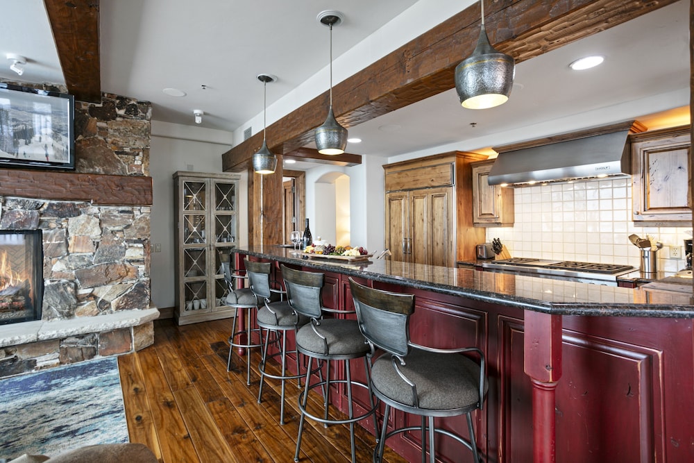Grand Lodge - Three Bedroom #401 - Ski-in/ski-out 3 Condo