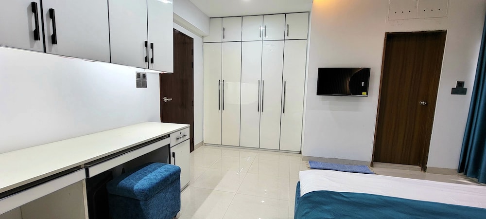 Luxurious 3-bhk Highly Secured & Close to Airport