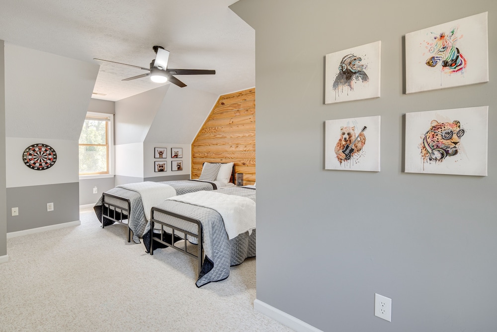 Spacious Horse Shoe Vacation Rental w/ Game Room! view 4