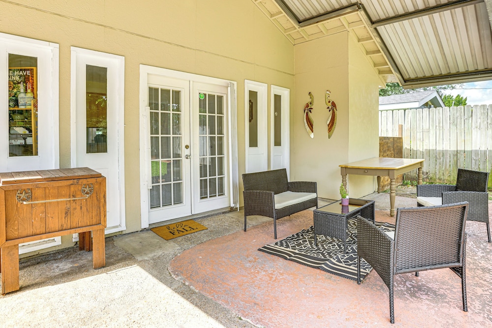 7 Mi to Dtwn Houston: Family Home w/ Patio & Yard
