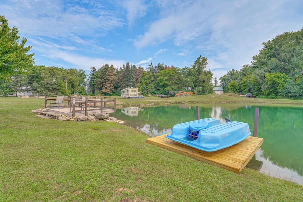 1 Block to Lake Huron: Pet-friendly Apt w/ Kayaks