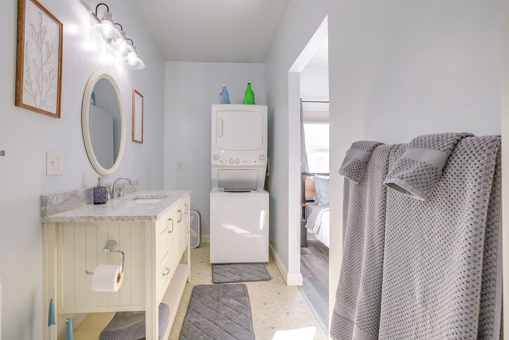 4 Mi to Lake Logan: Hocking Hills Apartment