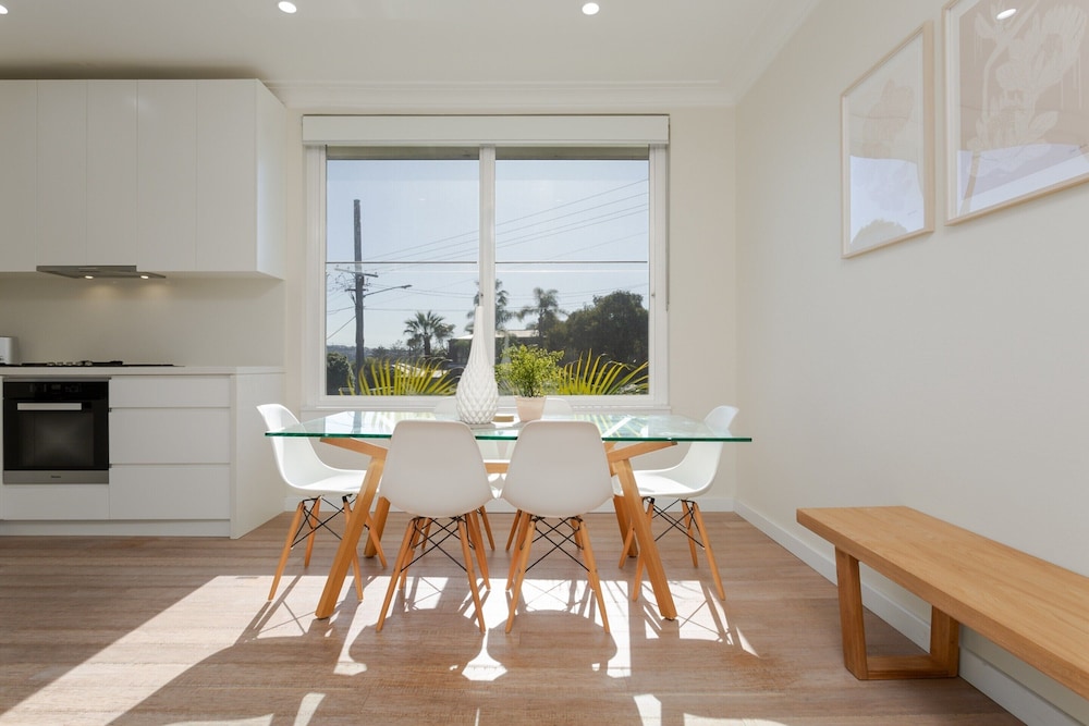 Idyllic 4-bed Home With Alfresco Area Near Beach