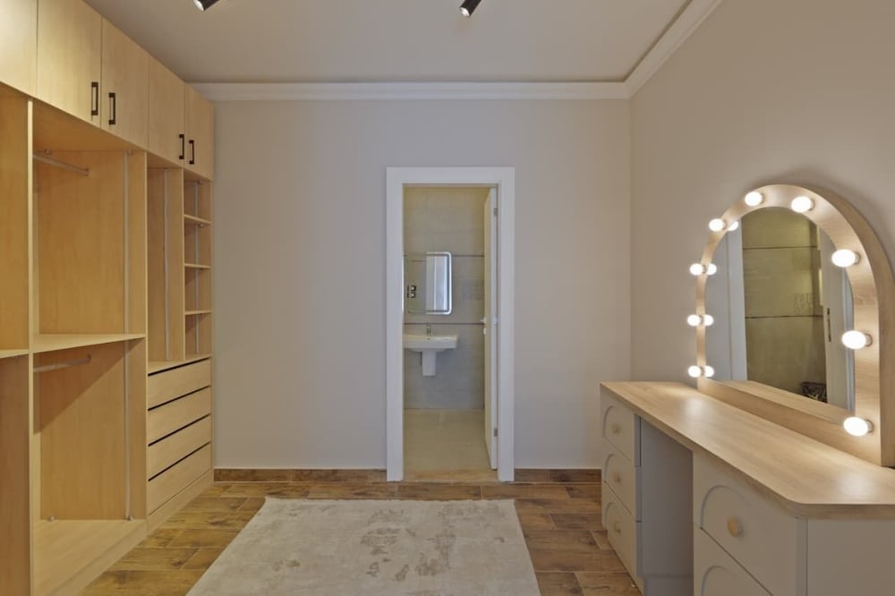 Upper Duplex 3BR in Eastown Sodic