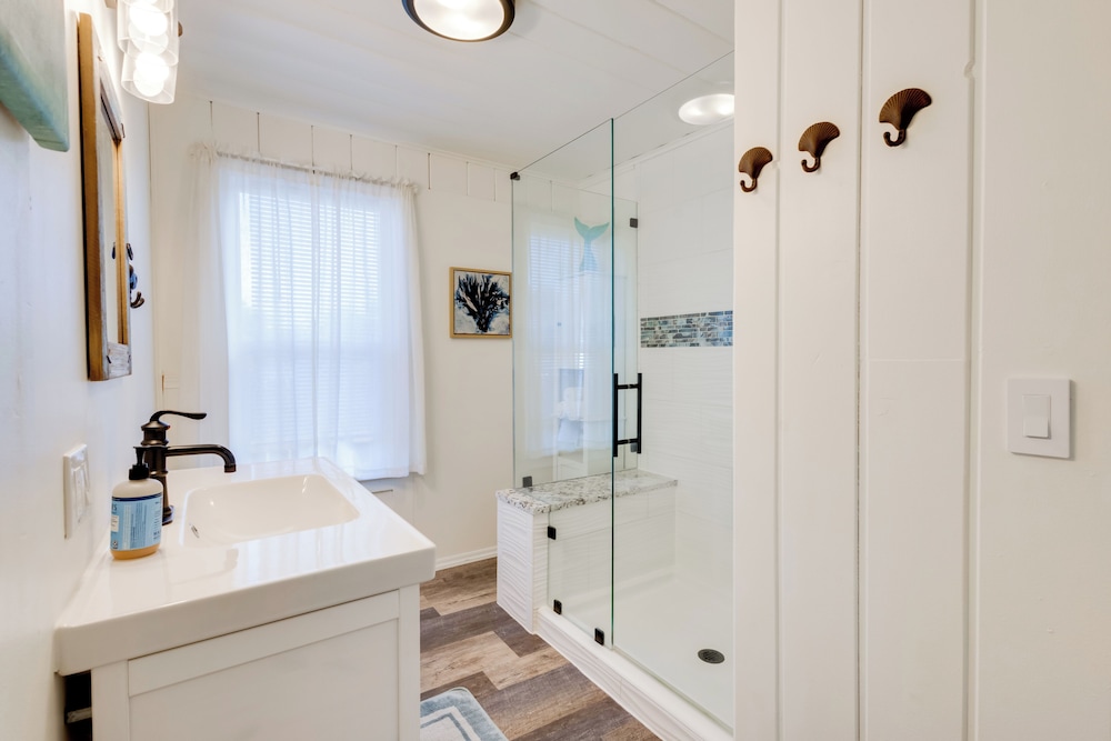 Walk to Shore: Rockaway Beach Retreat w/ Hot Tub!