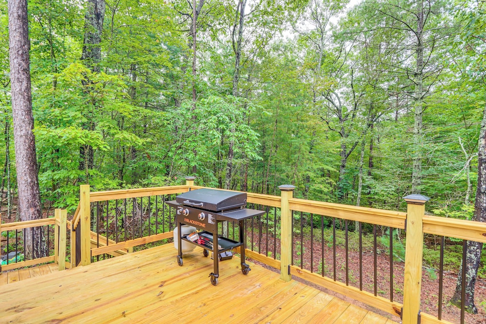 15 Mi to Blue Ridge: Forested Cabin w/ Decks!