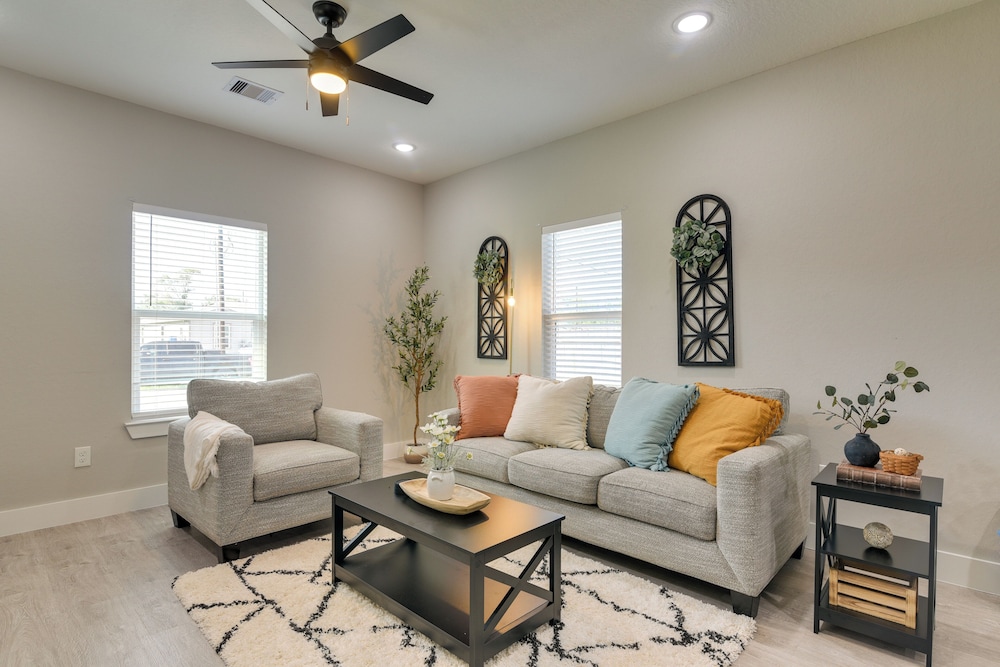 Patio & Fenced Yard: Home Close to Dtwn Houston!