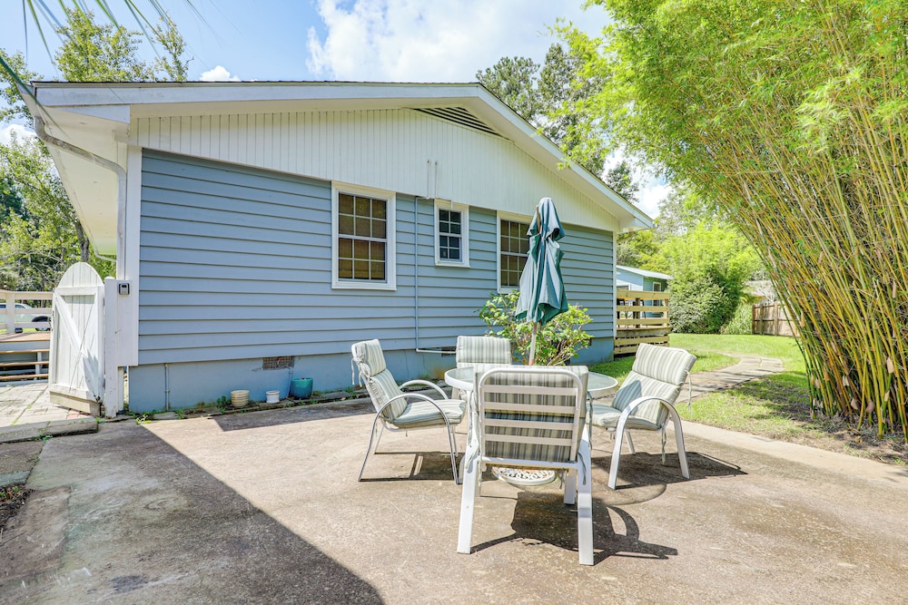 3 Mi to Beach: Pawleys Island Cottage