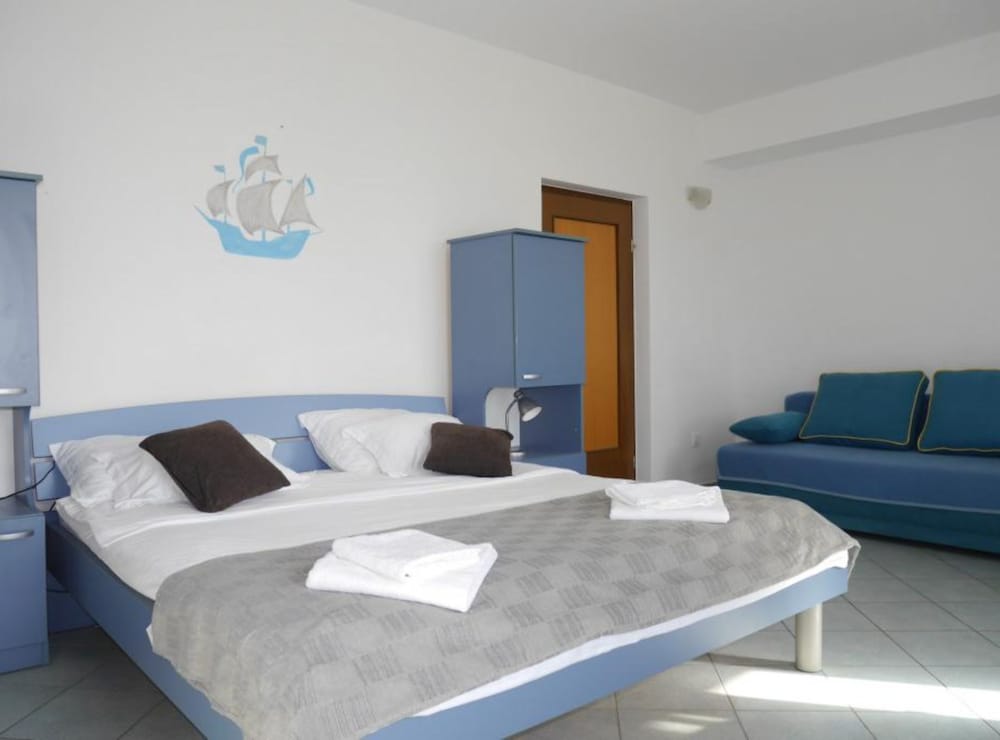 Dugi Rat Seaside Apartments