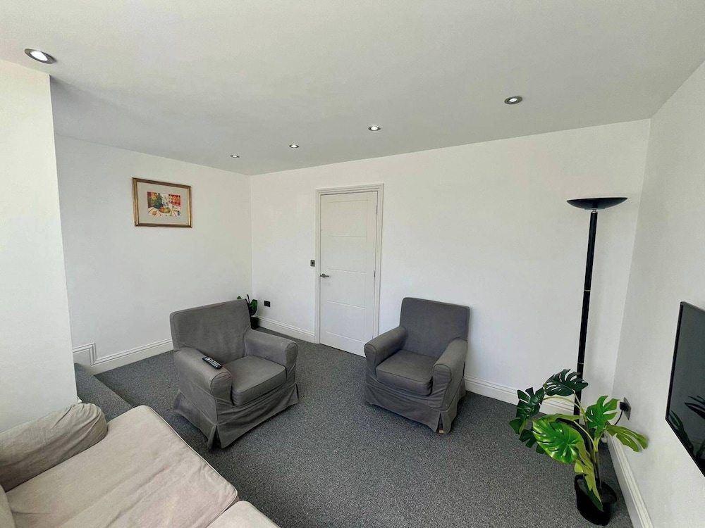 Spacious 4-bed House - Sleeps 11, Garden & Parking