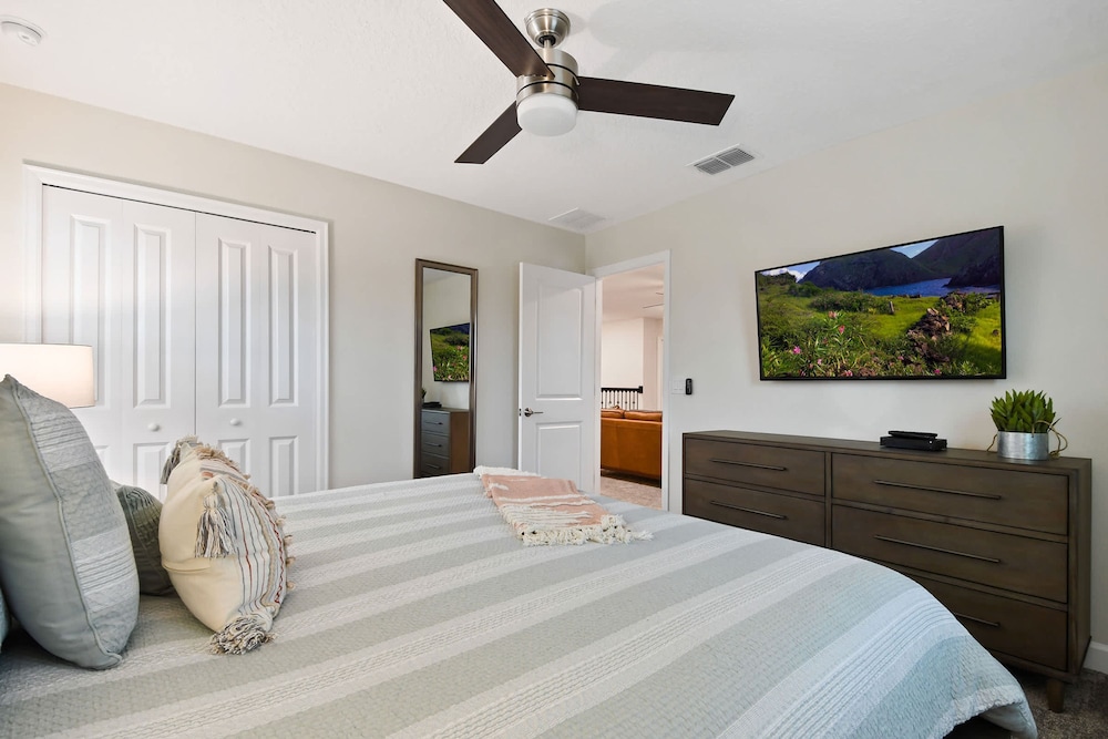 Home 9 Bed Themed Rooms Pool Storey Lake