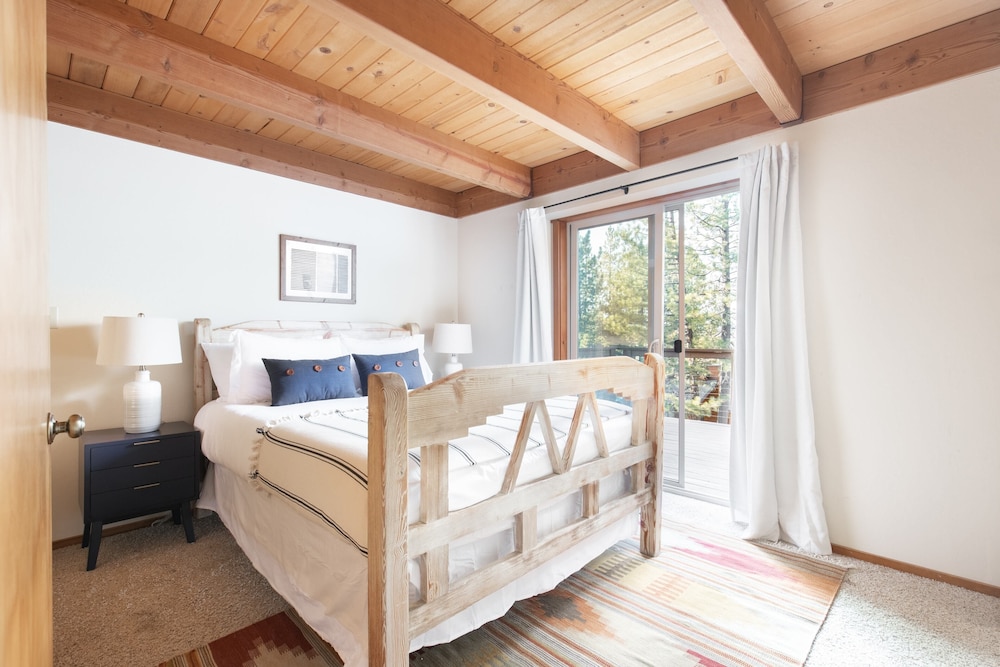Redwood by Avantstay Secluded Cabin w/ Views & Spa 5mins to Northstar! view 4
