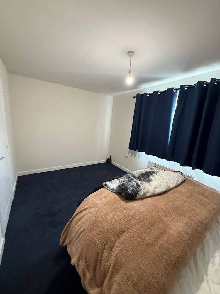 Central 2 Bed Home - Parking, Ev Point, Garden