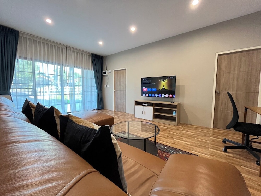 Private 2 Bedrooms Villa Near Waterfall in Khao Lak-terrace Large Bubble Jacuzzi