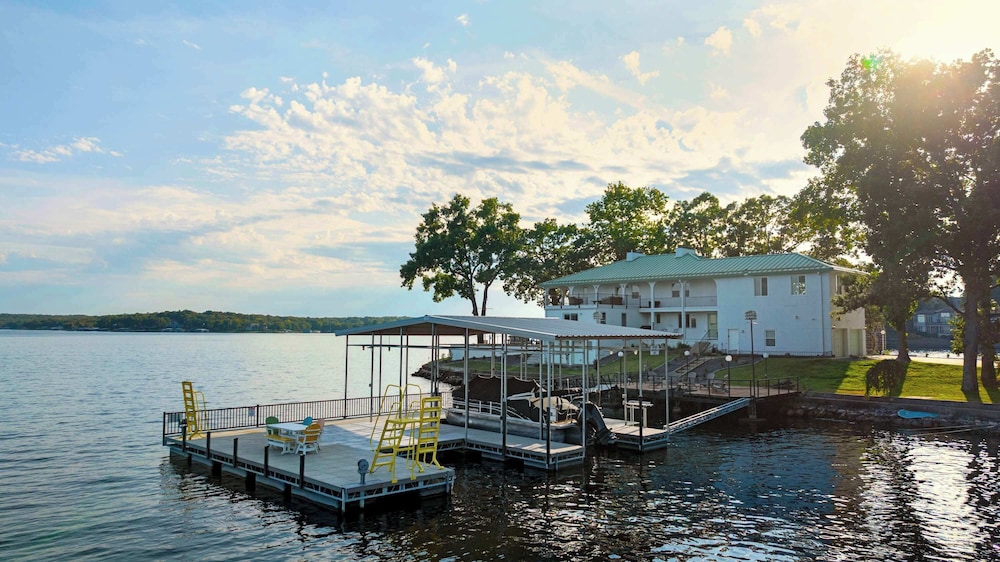 Panoramic Paradise - Lakefront Home for 15