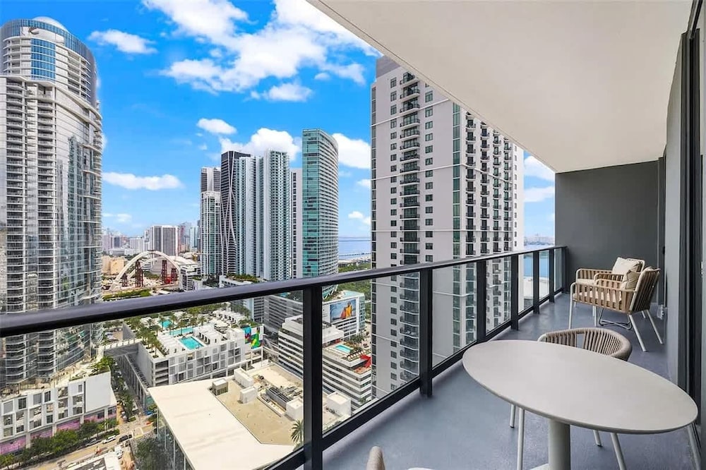 Luxury 2br-2bth Balcony Pool