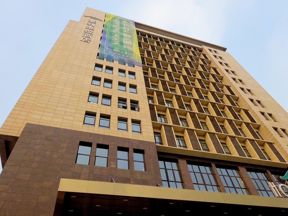 Holiday Villa Hotel & Residence