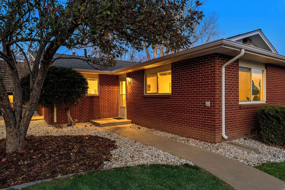 Orchard Flats Perfect Group Stay w/ Yard and BBQ