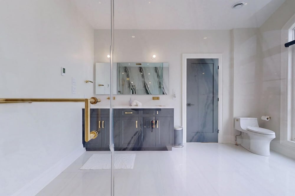 Lucky Mansion Luxury Villa in Fort Erie
