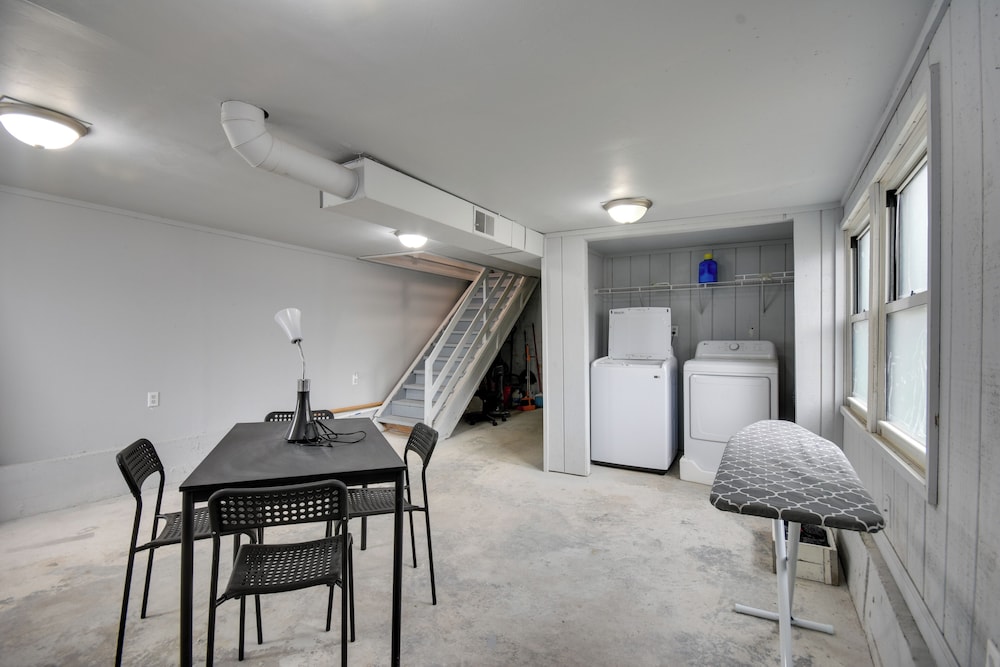 2 Mi to Historic District: Cozy Home in Quincy!
