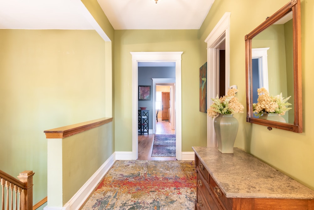 Chicago Guest House on Newport Avenue