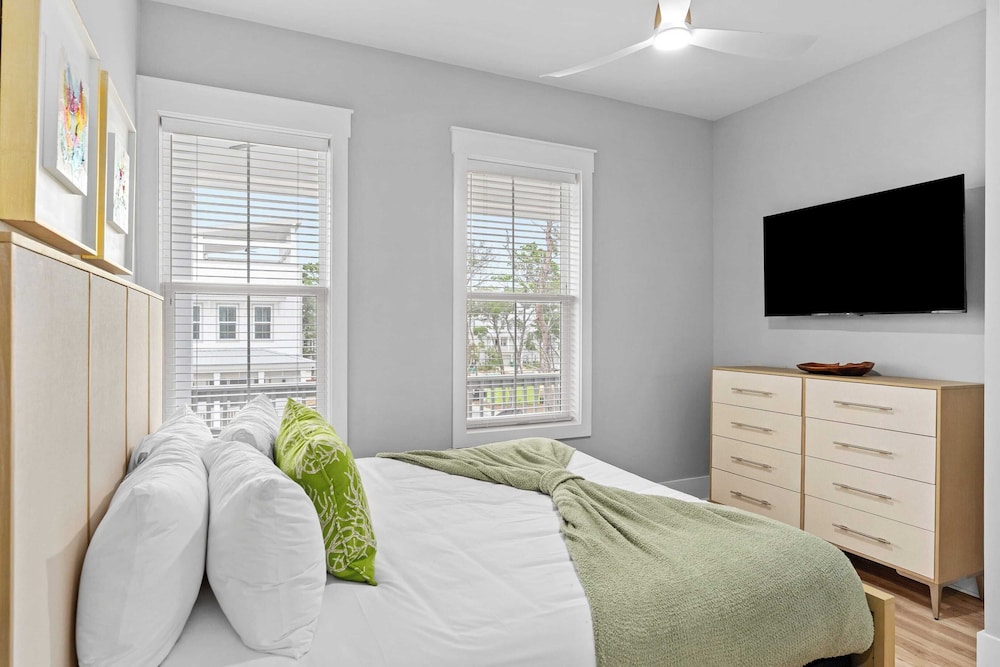 2 Homes in Inlet Beach by Avantstay Sleeps 24, Walk to Beach, Free Golf Cart, Rooftop Decks, Pool Access