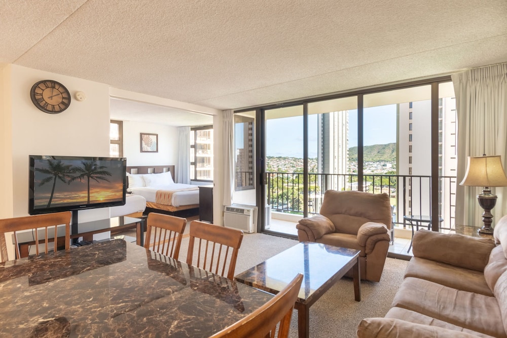 Waikiki Banyan - Pool View Tower 1 Suite 1501 view 5